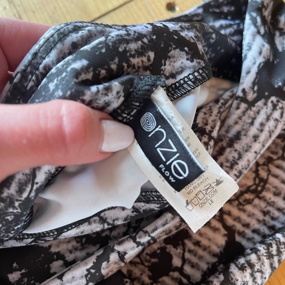 Onzie graphic capri legging - Picture 4 of 5